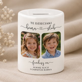 Personalizowana ceramiczna skarbonka na ślubne oszczędności z fotografiami narzeczonych i otworem na pieniądze.