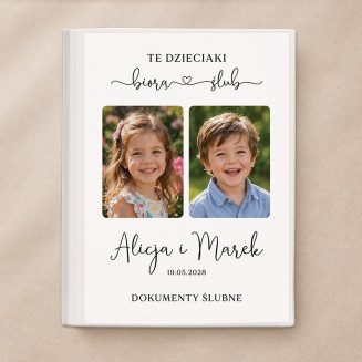 Personalizowana teczka na dokumenty ślubne ze zdjęciami z dzieciństwa, imionami Pary Młodej i datą ślubu.