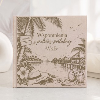 Welurowa księga wspomnień z podróży poślubnej Malediwy z personalizowanym grawerem na okładce.
