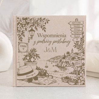 Welurowa księga wspomnień z podróży poślubnej do Hiszpanii z personalizowanym grawerem na okładce.