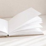 Welurowa księga z białymi kartkami na zdjęcia i wspomnienia z podróży poślubnej.