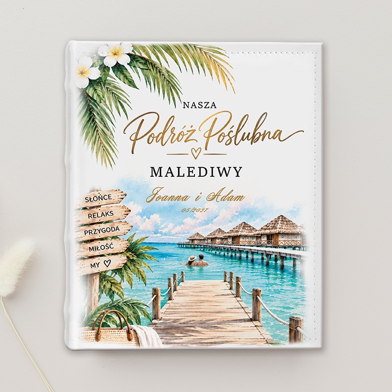 Personalizowany album na zdjęcia z podróży poślubnej na Malediwy z tropikalną grafiką, imionami i datą wyjazdu