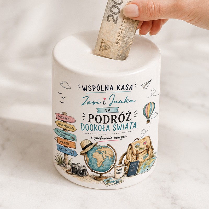 Biała ceramiczna skarbonka z imionami pary, napisem na podróż dookoła świata oraz grafiką globusa, walizki, paszportu i mapy.