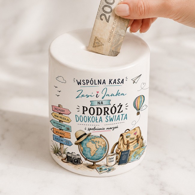 Biała ceramiczna skarbonka z imionami pary, napisem na podróż dookoła świata oraz grafiką globusa, walizki, paszportu i mapy.