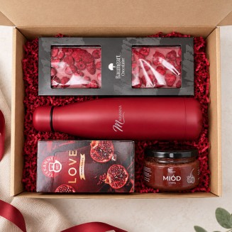 Burgundowy zestaw prezentowy dla Świadkowej z personalizowaną butelką termiczną, herbatą, miodem i czekoladą.