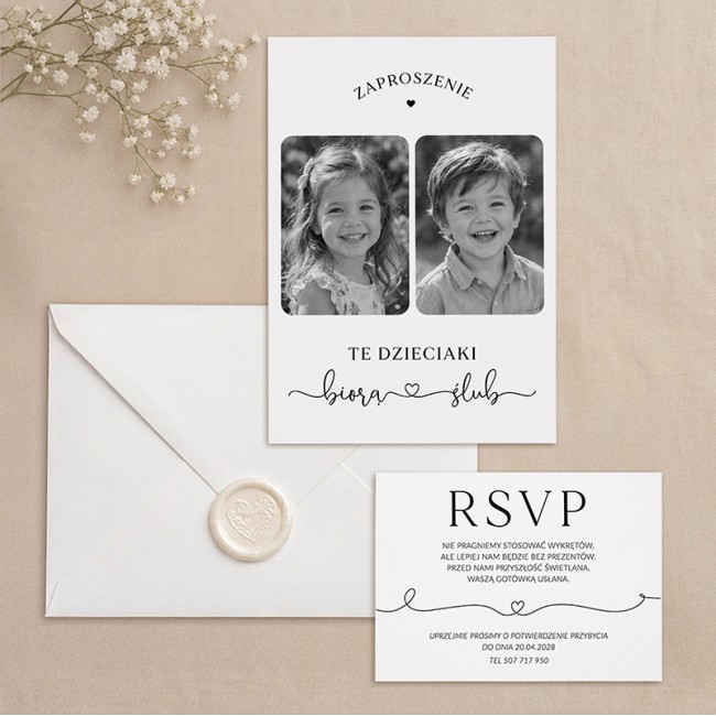 Personalizowane zaproszenie ślubne ze zdjęciami z dzieciństwa w wersji czarno-białej, bilecikiem RSVP, kopertą i lakiem.
