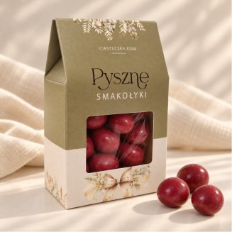 Wiśnie w czekoladzie w oliwkowo-kremowym pudełeczku z okienkiem jako eleganckie podziękowanie ślubne dla gości.