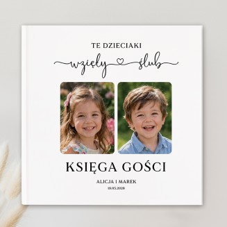 Księga gości Te Dzieciaki Wzięły Ślub z dwoma zdjęciami z dzieciństwa na jasnej okładce.