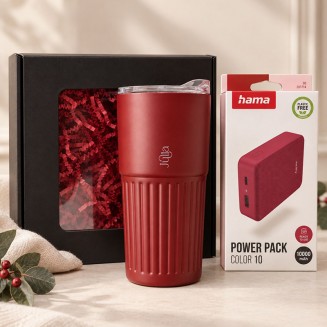 Personalizowany burgundowy kubek termiczny i powerbank Hama 10000 mAh obok eleganckiego pudełka prezentowego.