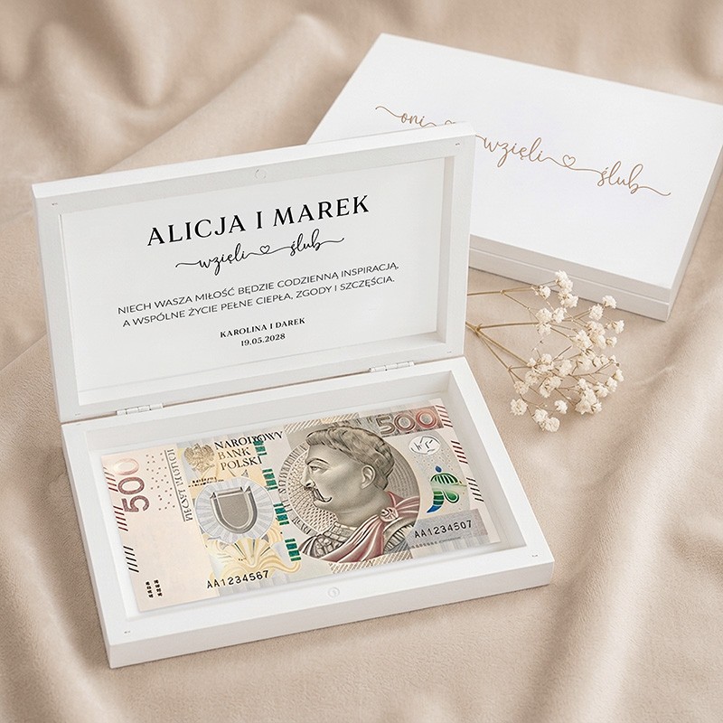 Białe magnetyczne pudełko na pieniądze dla Pary Młodej z personalizowanymi życzeniami i banknotami w środku.