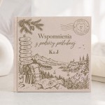 Welurowa księga wspomnień z podróży poślubnej po Polsce z grawerem gór, jeziora, żaglówek, mapy i personalizowanymi inicjałami.