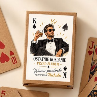 Personalizowane karty do gry na wieczór kawalerski z imieniem Pana Młodego, datą i grafiką króla pik w garniturze.