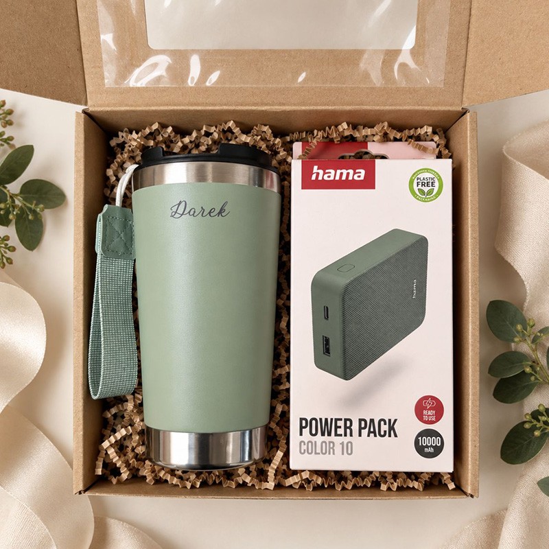 Zielony zestaw prezentowy dla świadkowej lub świadka z personalizowanym kubkiem termicznym i powerbankiem Hama 10000 mAh.