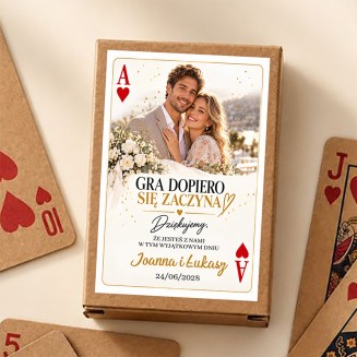 Personalizowane karty do gry ze zdjęciem Pary Młodej, imionami i datą ślubu jako podziękowanie dla gości weselnych.