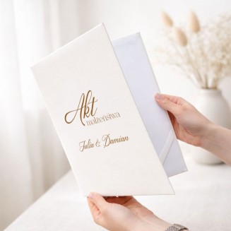 Personalizowana teczka na akt małżeństwa ma elegancką białą okładkę