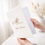 Personalizowana teczka na akt małżeństwa ma elegancką białą okładkę