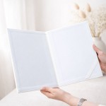 Elegancka teczka na dokumenty ślubne przedstawia napis „Akt małżeństwa” i personalizowane imiona nowożeńców.