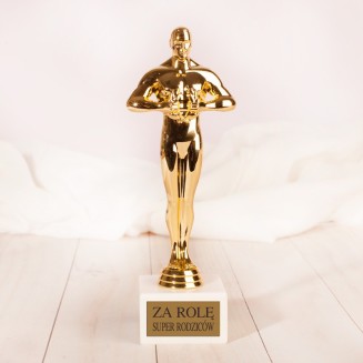Statuetki Oskary dla rodziców i świadków, z tabliczkami na marmurkowych podstawkach