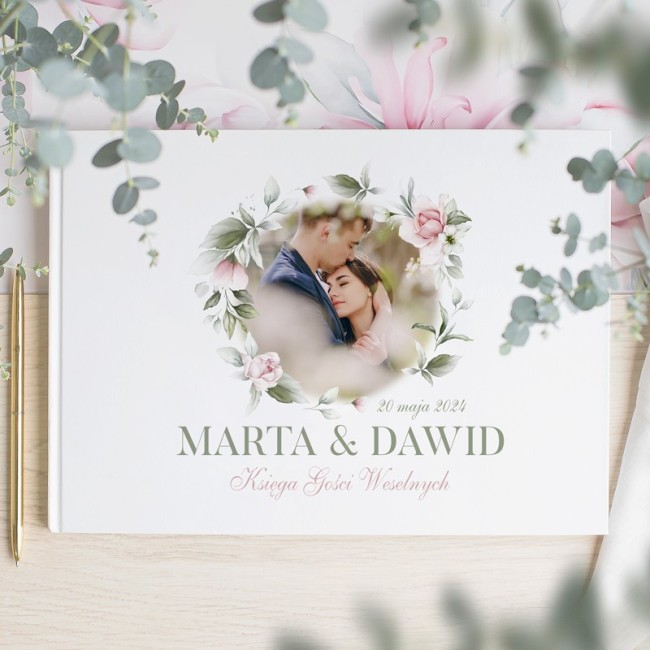 Księga gości weselnych w białym kolorze z miejscem na zdjęcie i personalizację.
