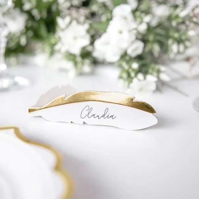 Winietki biało-złote na ślub. Do samodzielnego wypisania Wizytówki w kształcie piórka.