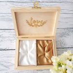 Eleganckie pudełko na obrączki z dwoma przegródkami, wyłożonymi białą i złotą satyną. Szkatułka ma złoty zatrzask