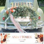 Biała tablica rejestracyjna z imionami nowożeńców, do powieszenia na auto ślubne. grafika pomarańczowych i bordowych kwiatów.