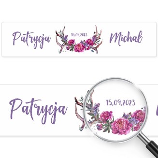 Tablica ślubna na samochód z imionami Pary Młodej. Zdobiona zwierzęcymi rogami dekorowanymi fioletowymi kwiatami w stylu boho.