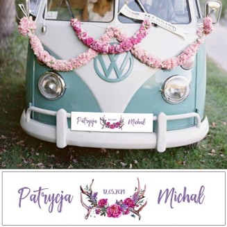 Tablica ślubna na samochód z imionami Pary Młodej. Zdobiona zwierzęcymi rogami dekorowanymi fioletowymi kwiatami w stylu boho.