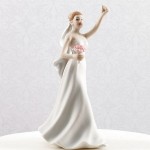 Figurka na tort weselny panna młoda z uniesioną ręka
