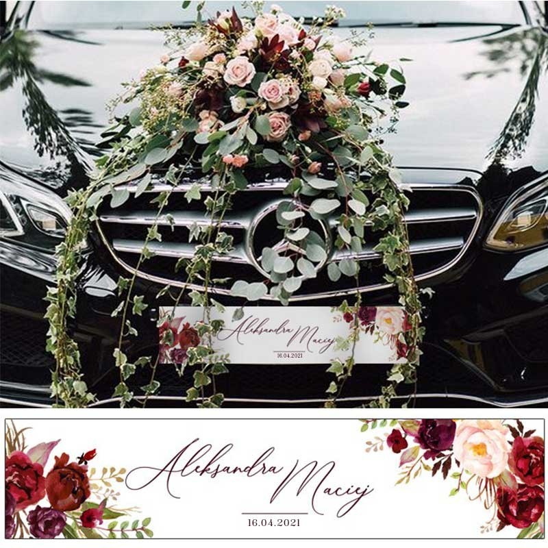 TABLICA rejestracyjna na ślubne auto. Modne bordowe kwiaty to elegancka dekoracja ślubna na samochód.