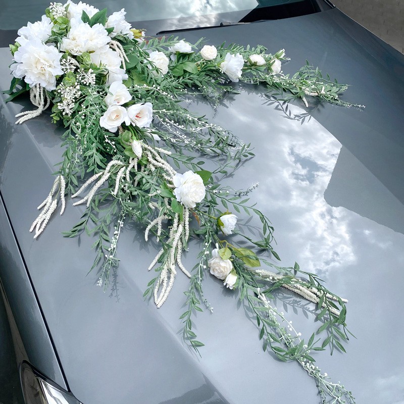 Wianek na auto do ślubu jak z żywych kwiatów białych i zielonych