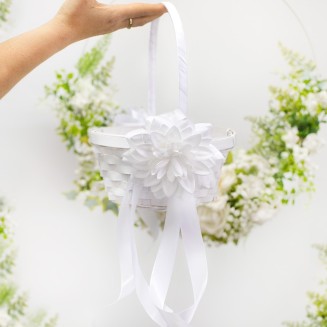 Koszyk z białej wikliny na kwiatki z dekoracją na boku - do sypania kwiatków na ślub