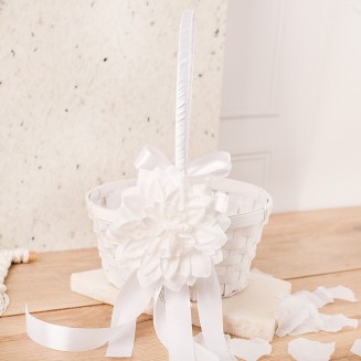 Koszyk z białej wikliny na kwiatki z dekoracją na boku - do sypania kwiatków na ślub
