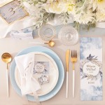 Stół weselny z zastawą w kolorze niebieskim oraz menu, bileciki i czekoladka z kolekcji ślubnej Coś niebieskiego