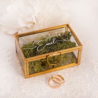 SZKATUŁKA szklana na obrączki ślubna z imionami Pary Młodej. W środku ma mech, na którym można ułożyć obrączki.
