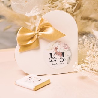 Pudełeczka w kształcie serca ze złotą kokardką oraz etykietą z imionami pary młodej na drobne słodycze dla gości