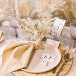 Pełna aranżacja stołu ślubnego z trawą pampasową. Pastelowe kolory w naturalnym wydaniu.