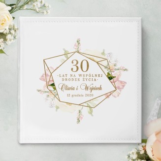 Prezent na rocznicę ślubu - biały album na zdjęcia z pożycia małżeńskiego. Piękna grafika kwiatowa w różowym kolorze na okładce.