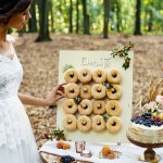 Ścianka drewniana na donuty. Drewniana dekoracja na wesele.