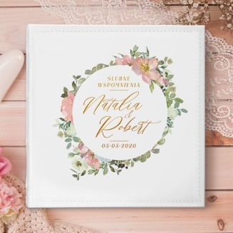 ALBUM ślubny na zdjęcia prezent dla Pary Młodej. Okładkę zdobi wianek z kwiatów, w którym są imiona Pary Młodej.