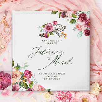 ALBUM ślubny na zdjęcia prezent dla Pary Młodej. Biała okładka z motywem kwiatów i imionami Nowożeńców.