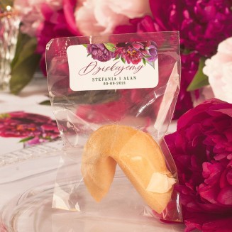 Kolekcja ślubna z piwoniami w kolorze fioletu. Piękne dekoracje na ślub i wesele.