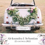 Tablica ślubna na samochód z motywem fioletowych kwiatów i imionami nowożeńców