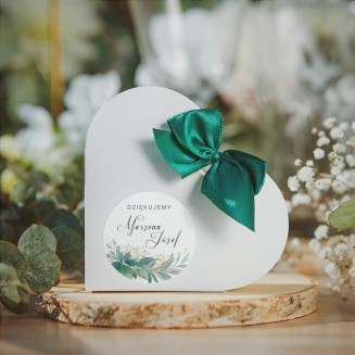 PUDEŁECZKA SERCA upominek dla gości weselnych. Białe pudełeczka w kształcie serca. Etykieta z grafiką gałązek i imionami Pary Mł
