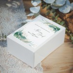 PUDEŁKA na ciasto dla gości weselnych. Białe prostokątne pudełko. Etykieta z imionami Pary Młodej i zielonymi gałązkami.