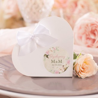 PUDEŁECZKA SERCA dla gości weselnych. Pudełeczko przewiązane białą kokardką. Etykieta z grafiką w kwiaty i datą ślubu.