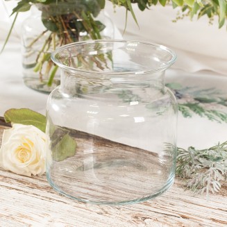 Szklany, szeroki wazon to piękna dekoracja stołu na wiele okoliczności.