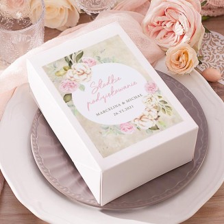 Pudełka prostokątne białe na ciasto dla gości weselnych. Etykieta samoprzylepna w dzikie róże na tle imitującym pergamin.