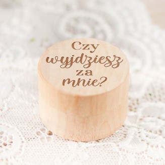 Pudełko zaręczynowe na pierścionek. Okrągłe pudełeczko z naturalnego drewna z pytaniem o rękę.