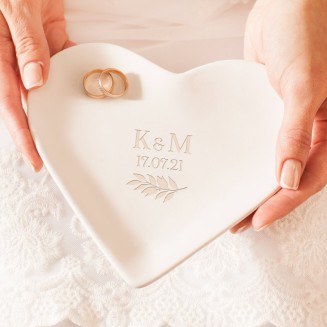 Talerzyk pod obrączki z inicjałami Pary Młodej. Podstawka ceramiczna w kształcie białego serca. Dekoracja na ślub.